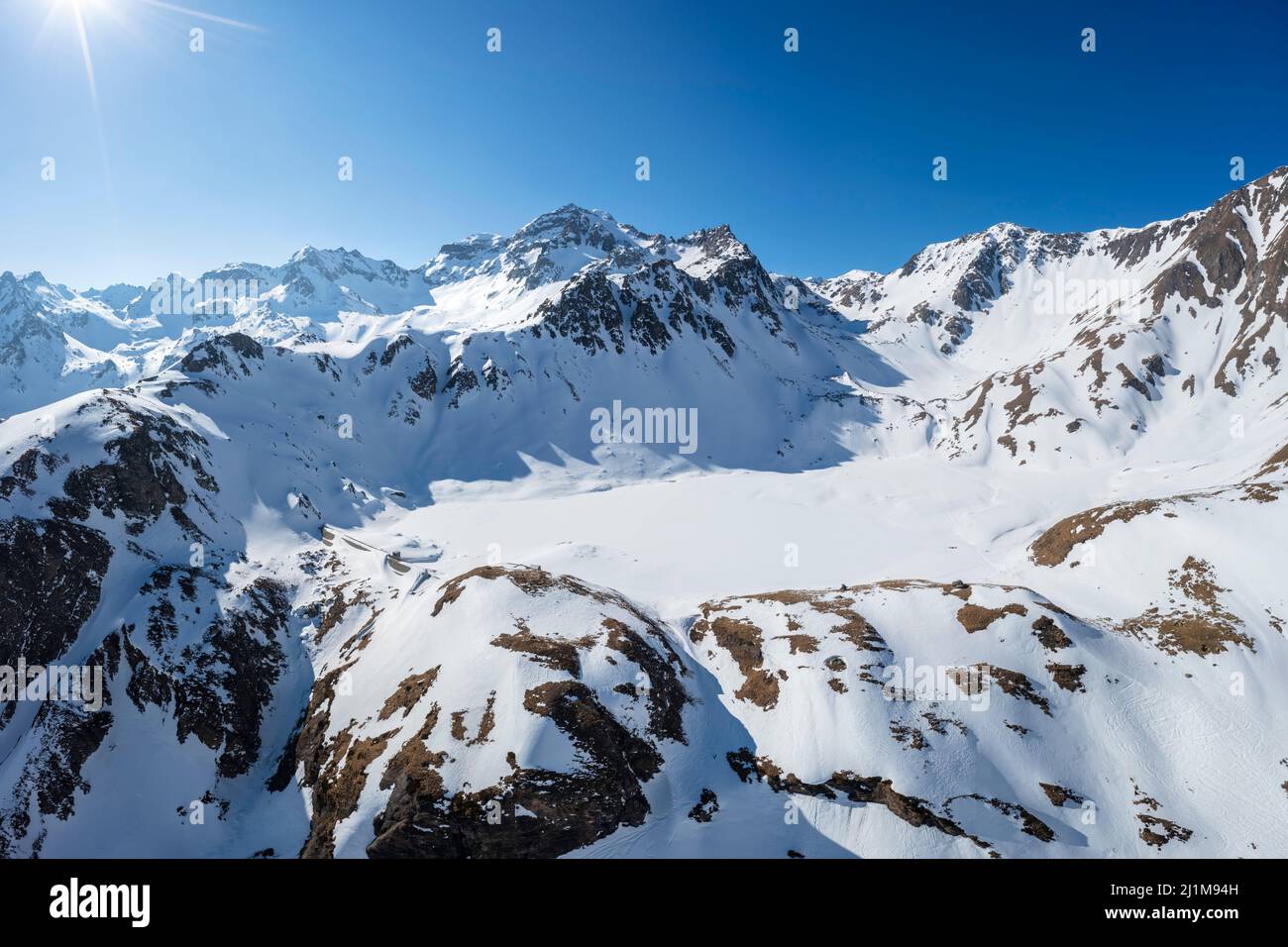 Vue sur le lac Vannino et le barrage avec Rifugio Margoli.Formazza, Valle Formazza, Verbano Cusio Ossola, Piémont, Italie. Banque D'Images