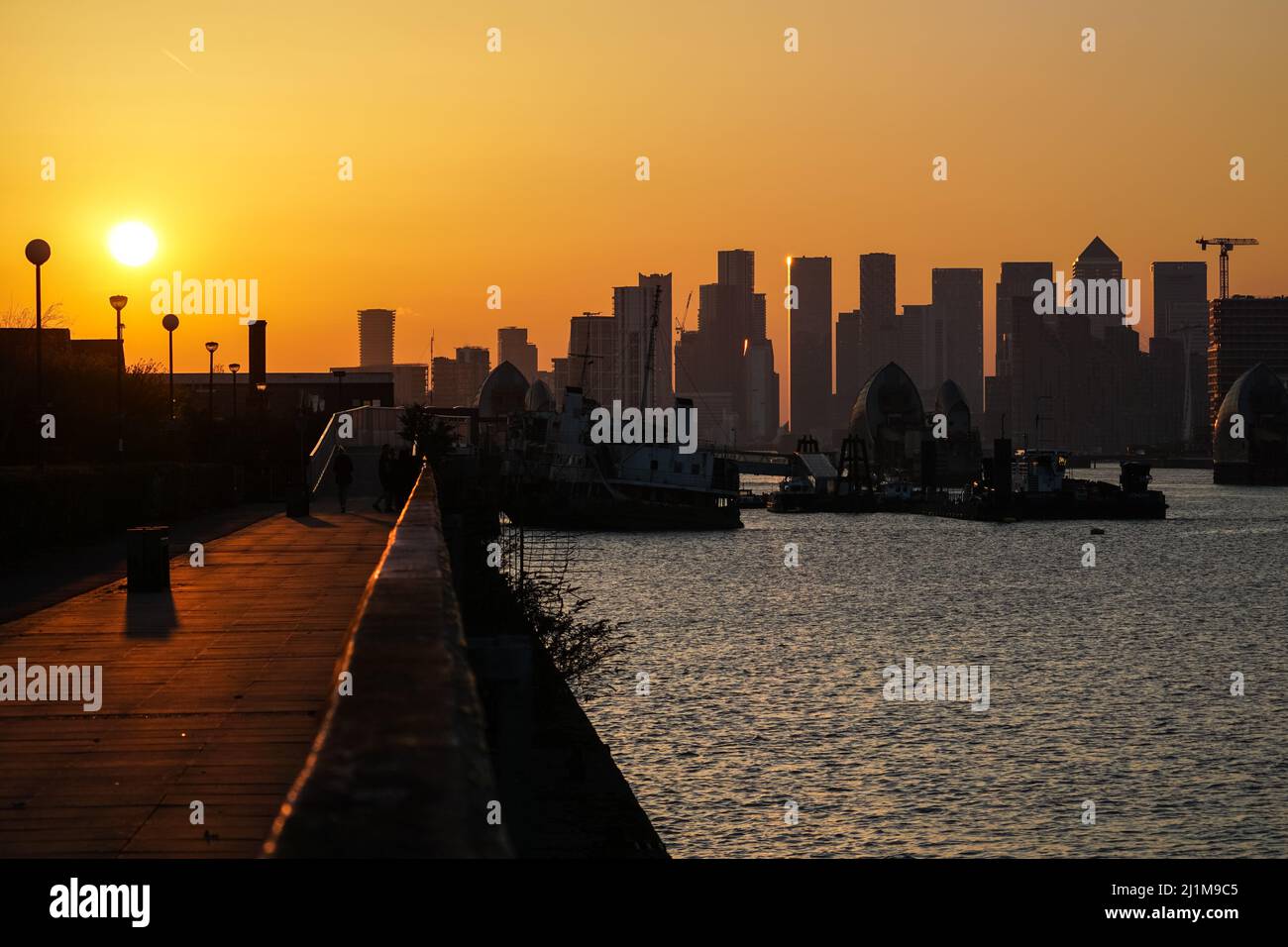 Londres, Royaume-Uni. 26th mars 2022. Météo au Royaume-Uni : coucher du soleil derrière les gratte-ciel de Canary Wharf. Credit: Marcin Rogozinski/Alay Live News Banque D'Images