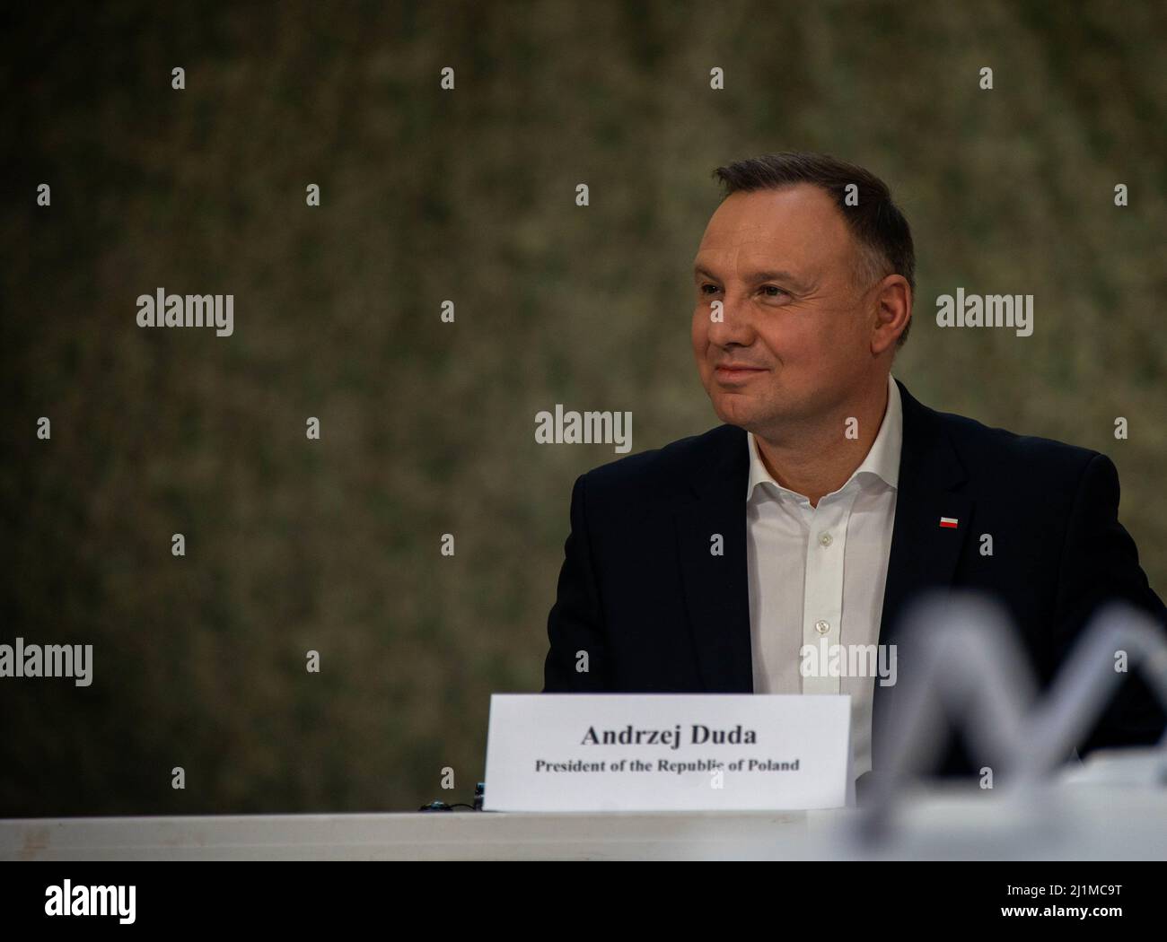 Le Président de la République de Pologne, Andrzej Duda, reçoit un exposé lors de la conférence sur l'intervention humanitaire qui s'est tenue à Jasionka, en Pologne, le 25 mars 2022. (É.-U. Photo du corps marin par Sgt. Robin Lewis.) Banque D'Images