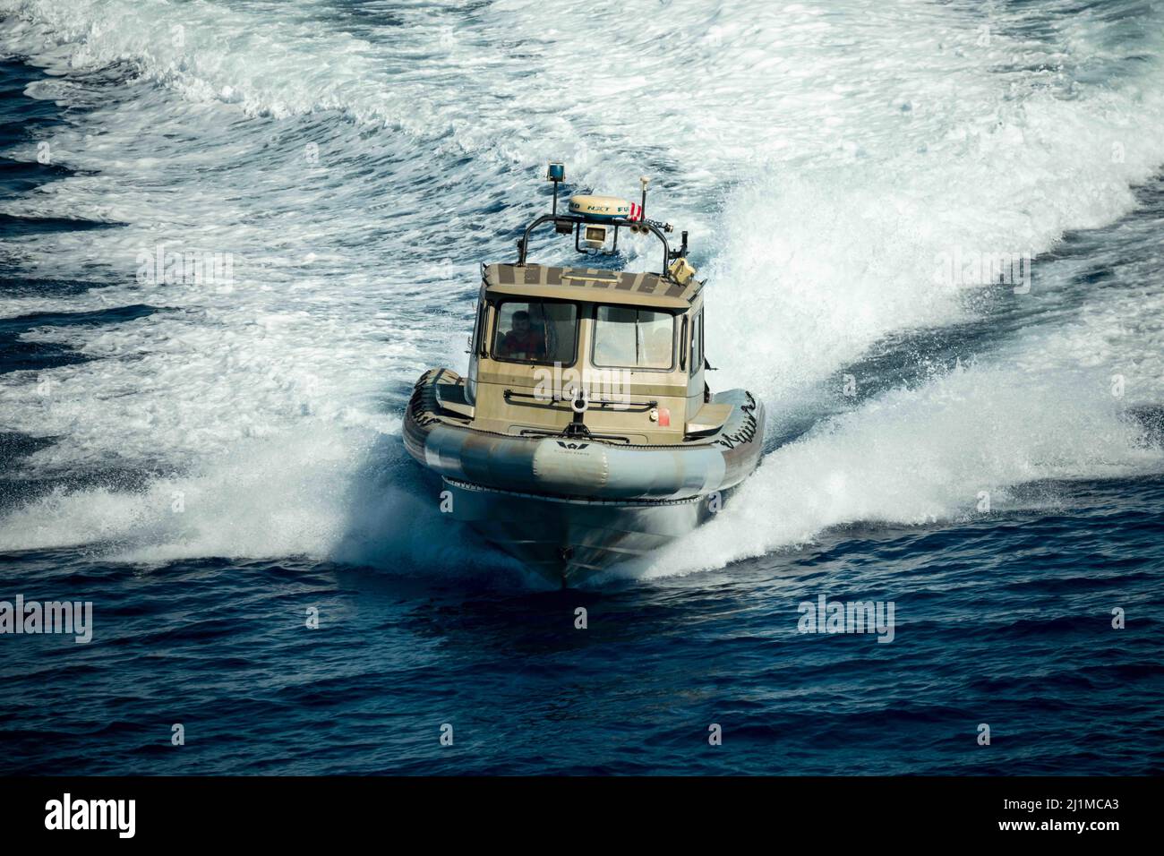 OCÉAN ATLANTIQUE - Un bateau gonflable à coque rigide transite l'océan Atlantique à l'approche du navire d'assaut amphibie de classe Wasp USS Kearsarge (LHD 3) le 24 mars 2022. Le Kearsarge Amphiobie Ready Group avec embarqué 22nd Marine Expeditionary Unit est en cours de déploiement prévu dans la zone d'exploitation de la flotte américaine 2nd. (É.-U. Photo marine par Spécialiste communication de masse 3rd classe Jesse Schwab) Banque D'Images
