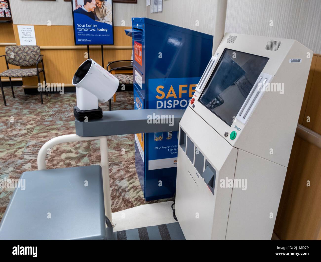 Tacoma, WA USA - vers août 2021 : vue en angle d'une machine à pression sanguine à l'intérieur d'une pharmacie d'épicerie. Banque D'Images