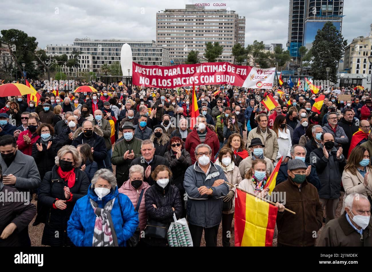 Madrid, Espagne. 26th mars 2022. Les manifestants brandisent des drapeaux lorsqu'ils participent à une manifestation organisée par l'Association des victimes du terrorisme (AVT) sous le slogan « tout n'est pas permis, gouvernement traitore.Justice pour les victimes du terrorisme », en montrant leur mécontentement contre le Premier ministre espagnol, Pedro Sanchez, Et son parti social-démocrate PSOE à la Plaza Colon à Madrid, Espagne. Crédit : SOPA Images Limited/Alamy Live News Banque D'Images