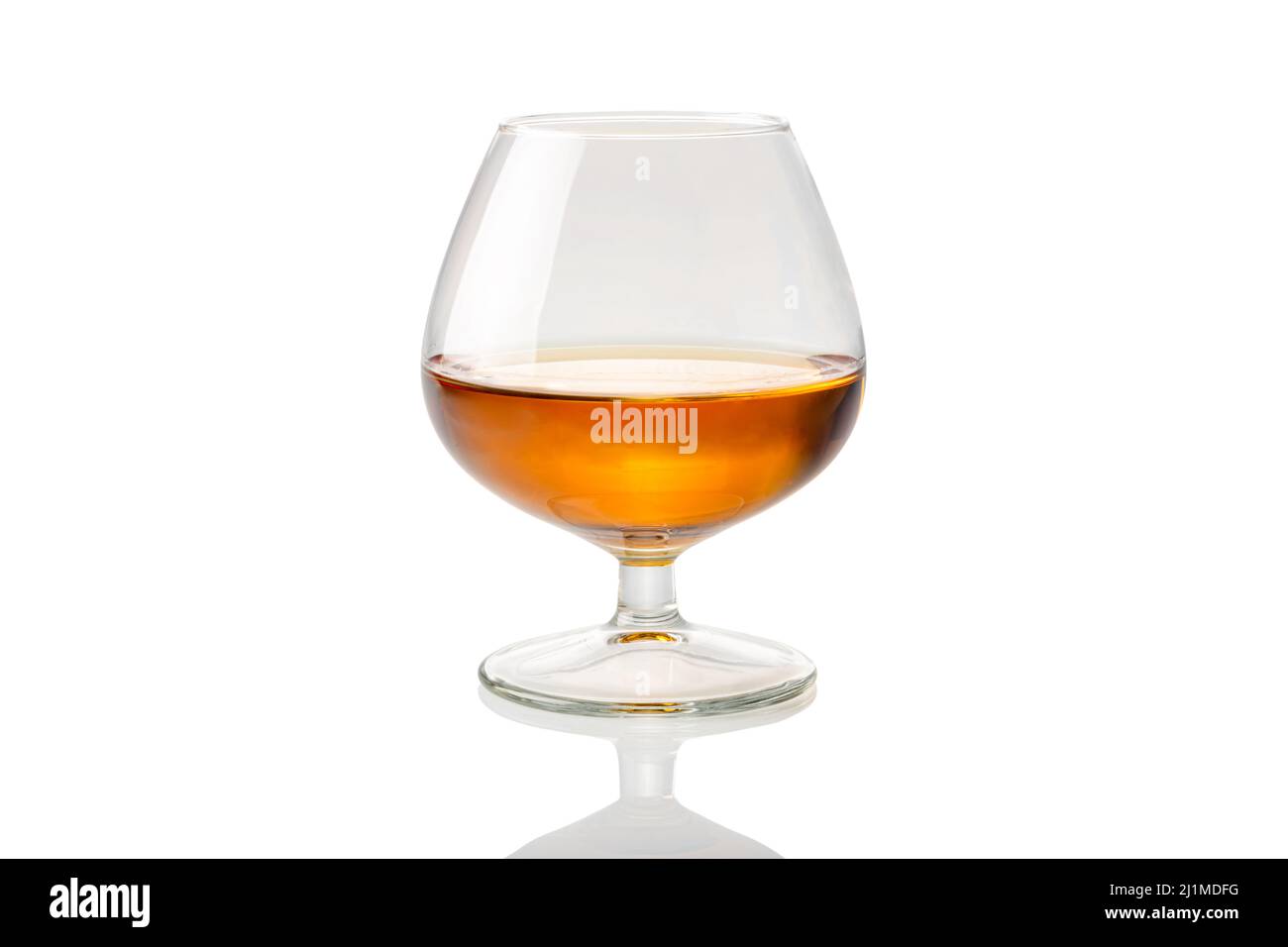Cognac français ou brandy en verre appelé napoléon isolé sur blanc, chemin d'écrêtage Banque D'Images