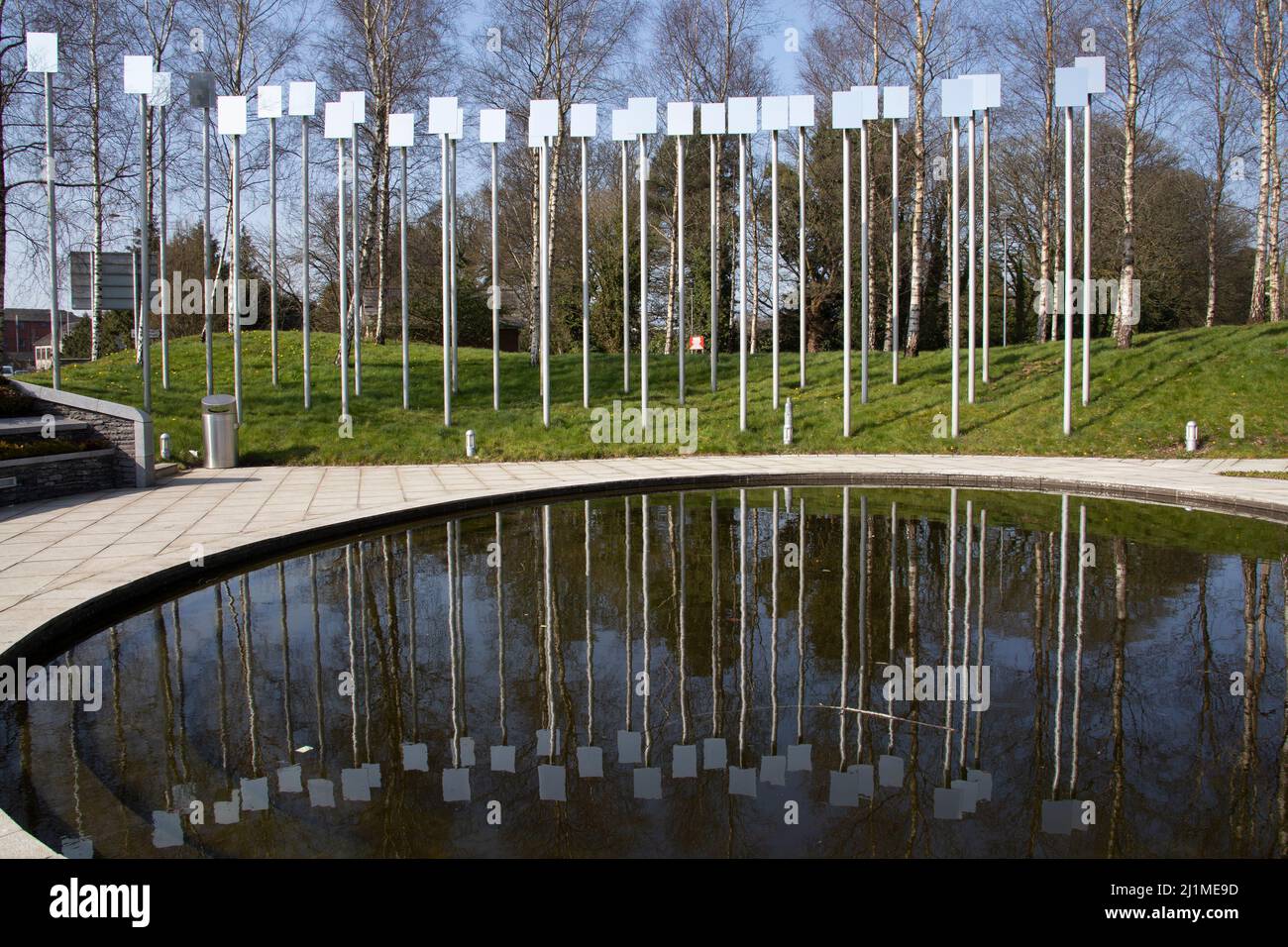 Jardin commémoratif des 31 victimes de l'attentat à la voiture d'Omagh le 15 août 1998 dans la ville d'Omagh, comté de Tyrone, Irlande du Nord Banque D'Images