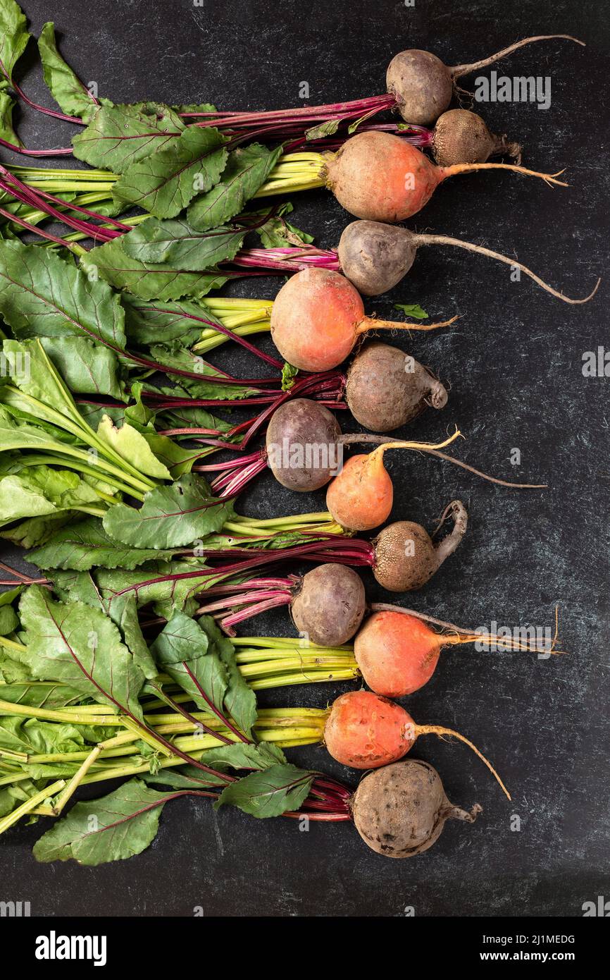 Betteraves fraîches et biologiques du jardin exposées sur le granit noir Banque D'Images