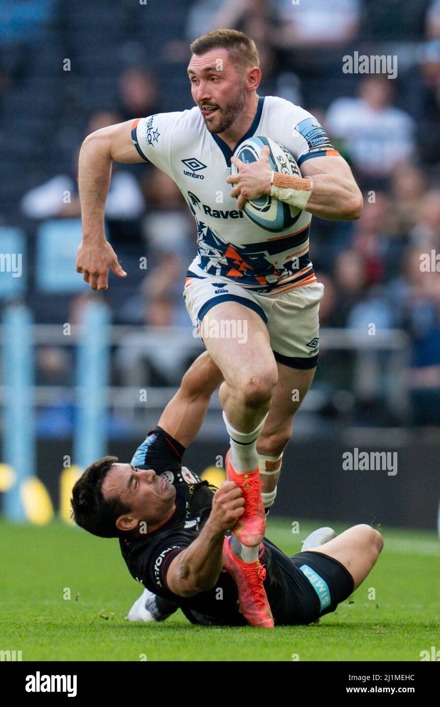 Richard Lane #15 de Bristol porte la bataille pour le ballon avec Alex Lozowski #13 de Saracens Banque D'Images