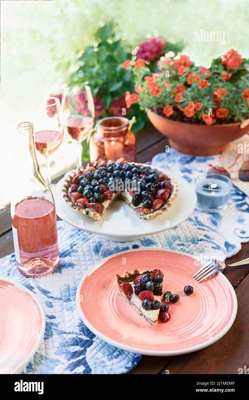 En été, réception avec vin de rose et fruit Tart sur le patio Banque D'Images