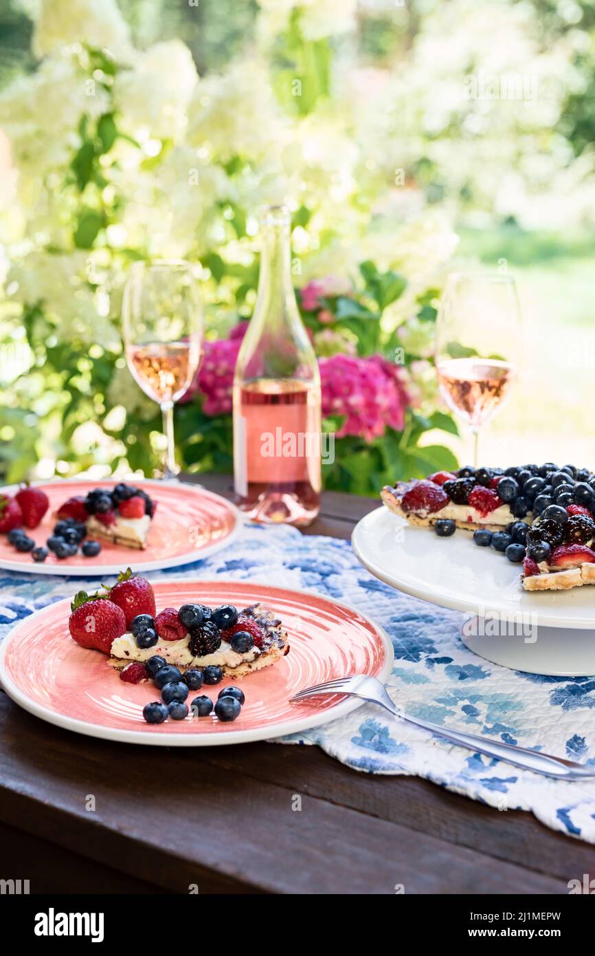 En été, réception avec vin de rose et fruit Tart sur le patio Banque D'Images