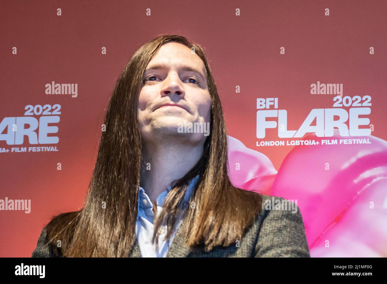 Londres, Angleterre, Royaume-Uni. 26th mars 2022. Le compositeur Mattew Simms rencontre la presse juste avant la première mondiale du documentaire TRAMPS!, au British film Institute Flare 2022 de Londres (LGBTQIA film Festival). Réalisé par Kevin Hegge et produit par Brian Robertson, le film documentaire dépeint la foule de fashionistas flamboyants qui sont nés des cendres du mouvement punk à la fin de 1970s et a donné naissance au mouvement des nouvelles Romantiques. Le film de Hegge souligne le rôle de certains pionniers du mouvement et leurs histoires LGBTQIA longtemps effacées de l'histoire. (Credit image: © Sabrin Banque D'Images