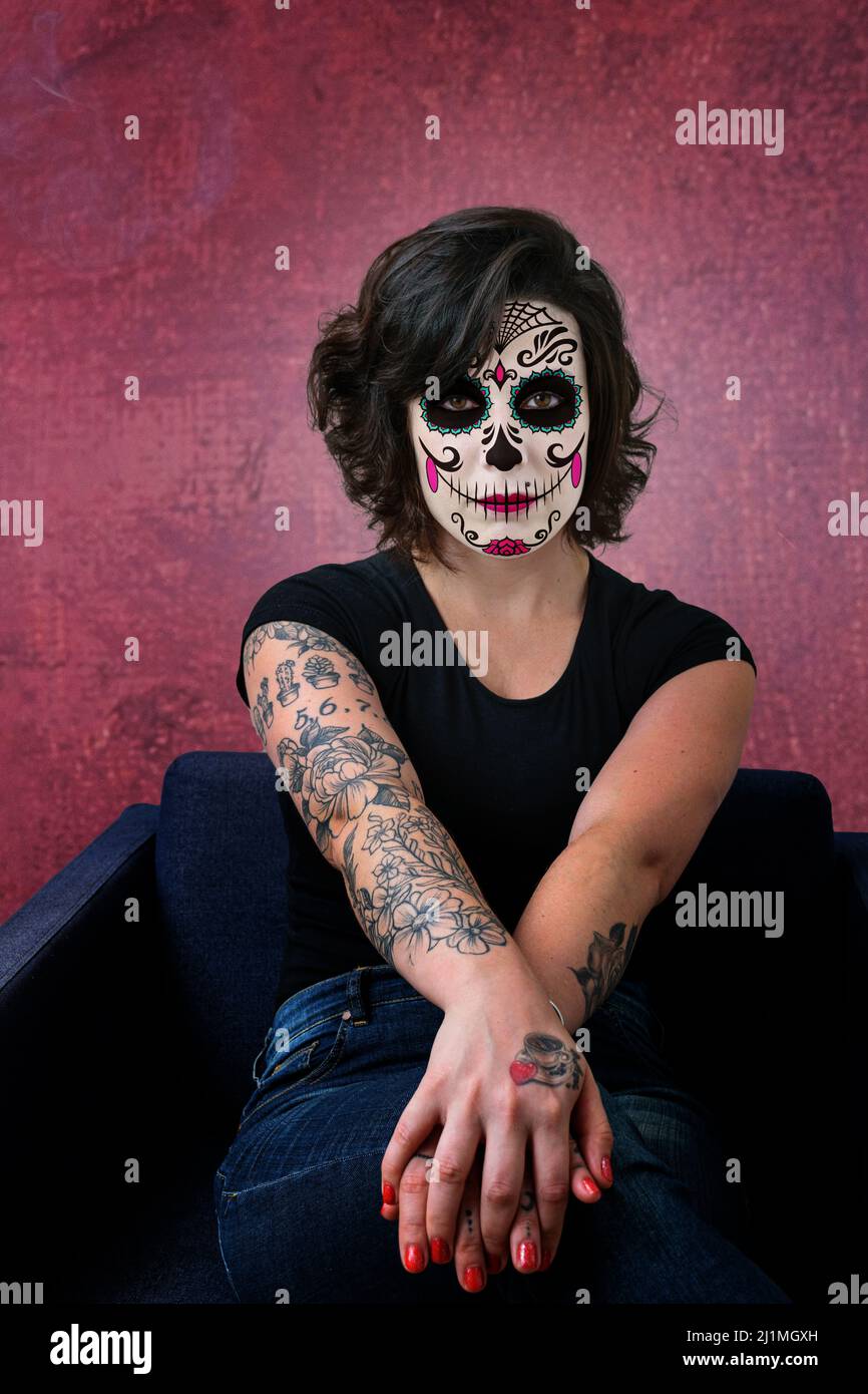 Femme Tatouée Visage Femme tatouées Banque de photographies et d'images à haute résolution -  Alamy