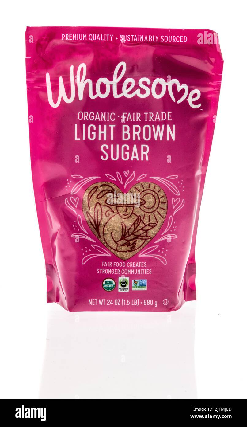 Winneconne, WI -20 mars 2021: Un paquet de sucre brun clair Wholsome sur un fond isolé Banque D'Images