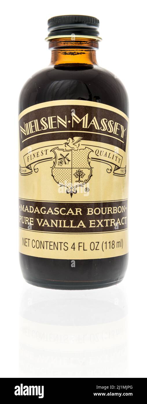 Winneconne, WI -24 mars 2021 : une bouteille d'extrait de vanille pure Nielsen Massey sur un fond isolé Banque D'Images