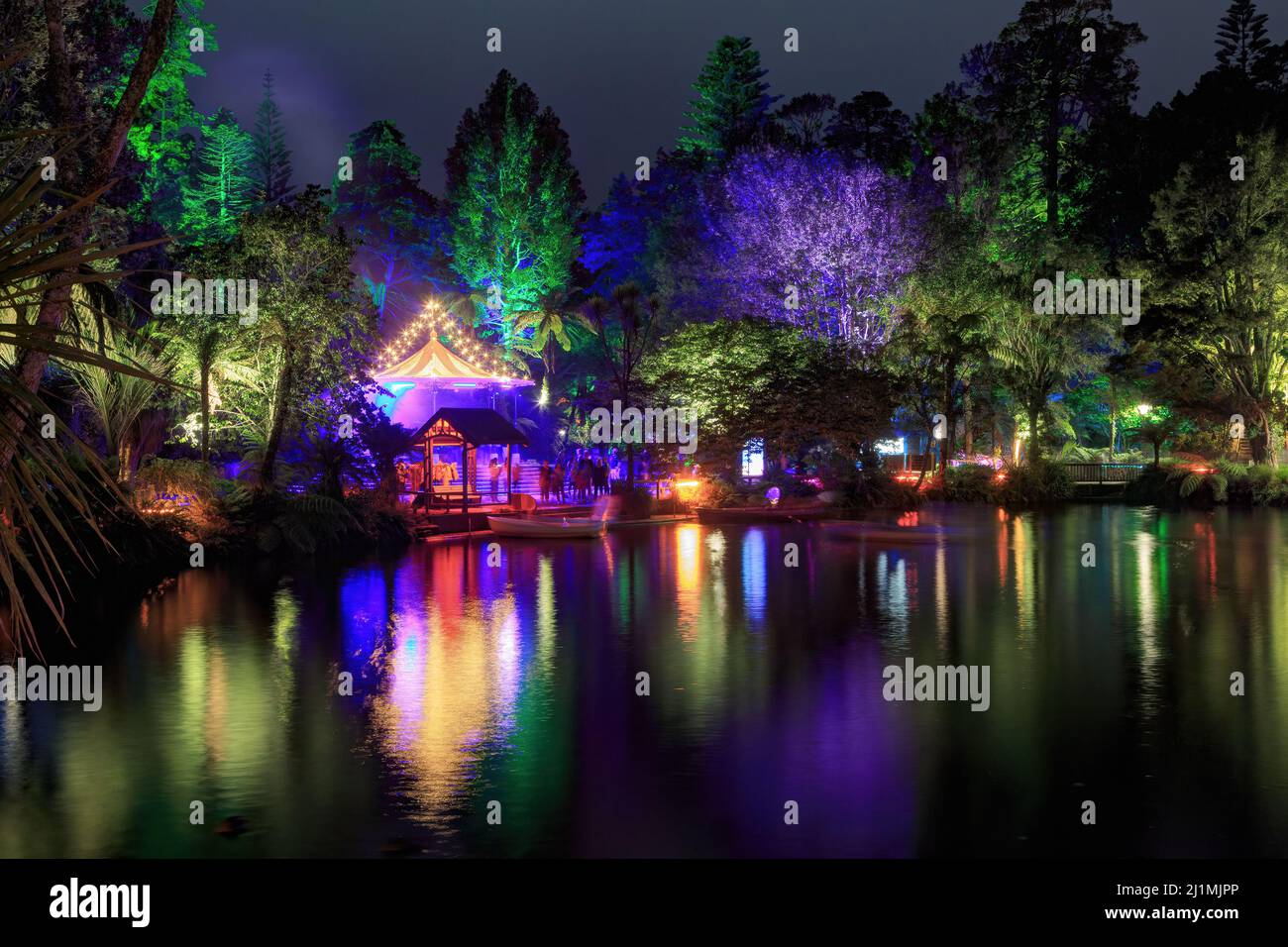 Pukekura Park à New Plymouth, Nouvelle-Zélande. Les arbres autour du lac ont été illuminés en couleurs pour le Festival annuel des lumières Banque D'Images