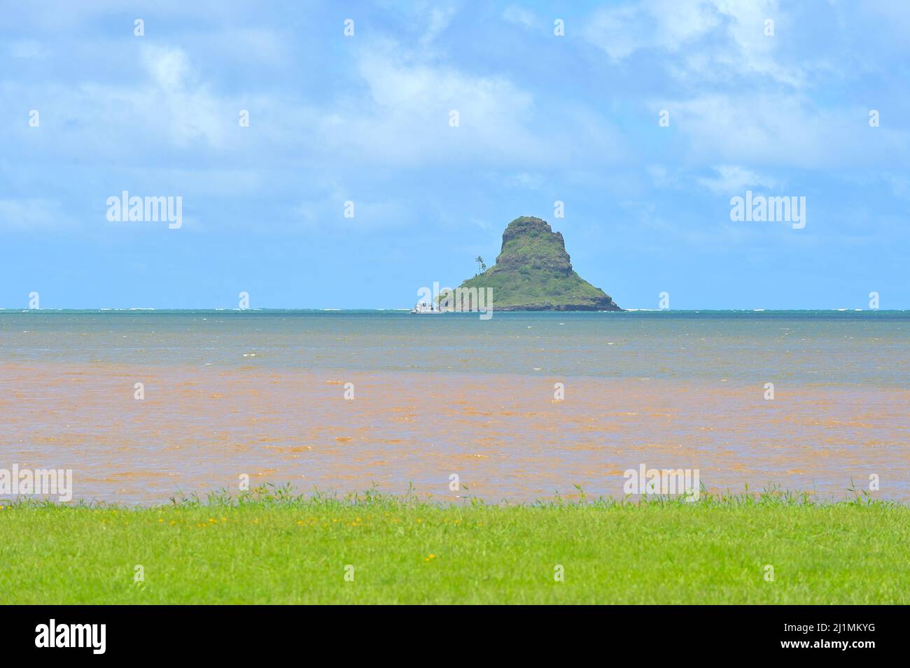 Une plage pittoresque de la baie de Kaneohe avec l'île de Kapapa, Oahu HI Banque D'Images