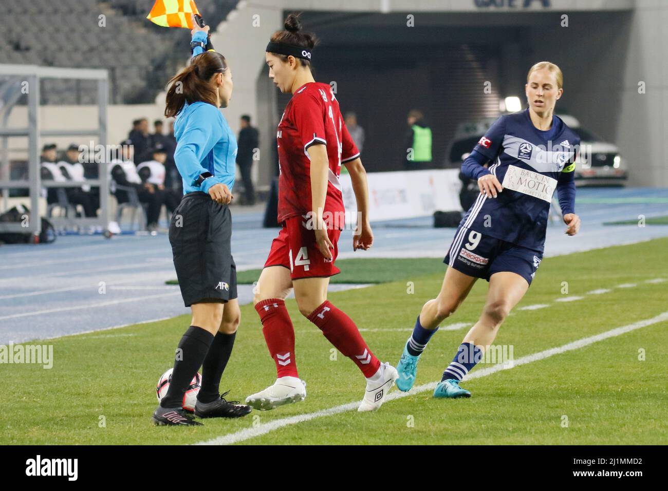 26 nov 2019-Yongin, Corée du Sud-Melina Ayres de Melbourne victoire et Shim Seo-Yeon d'Incheon Hyundai Steel Red Angels action pendant un championnat de club féminin 2019-FIFA/AFC pilote Tournamant Melbourne Victory V Incheon Hyundai Steel Red Angels au Yongin Citizens Sports Park à Yongin, South Korea.Match a remporté Incheon Hyundai Steel Red Angels, score de 4 à 0. Banque D'Images