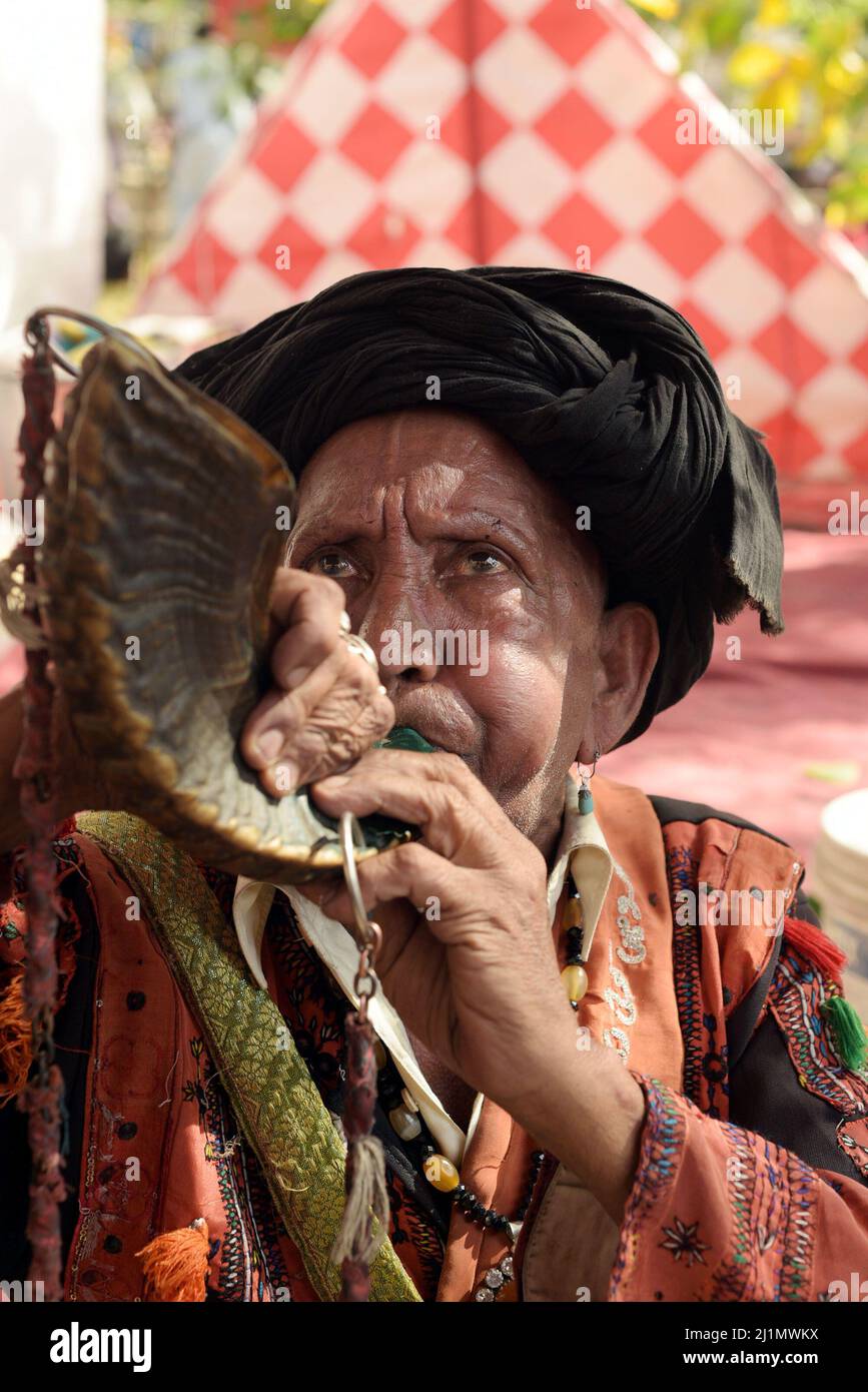 26 mars 2022, Lahore, Punjab, Pakistan: Les passionnés pakistanais assistent au festival annuel des lumières de l'Ours de trois jours 434th au sanctuaire du Soufi musulman saint Shah Hussain, connu sous le nom populaire de Madho Lal Hussain à Lahore. Le festival annuel de 3 jours a eu lieu au sanctuaire de Madhu Lal à l'occasion de son anniversaire de naissance de 434th. Mela Charaghan a sa propre importance dans l'histoire de Lahore, car il a été un plus grand festival de Lahore dans quelques temps.le festival a été commencé avec le festival saisonnier Baisakhi dans les temps anciens. Des dispositions de sécurité infaillibles ont été prises pour les dévotés. Le dernier jour de l'Urs est réservé Banque D'Images