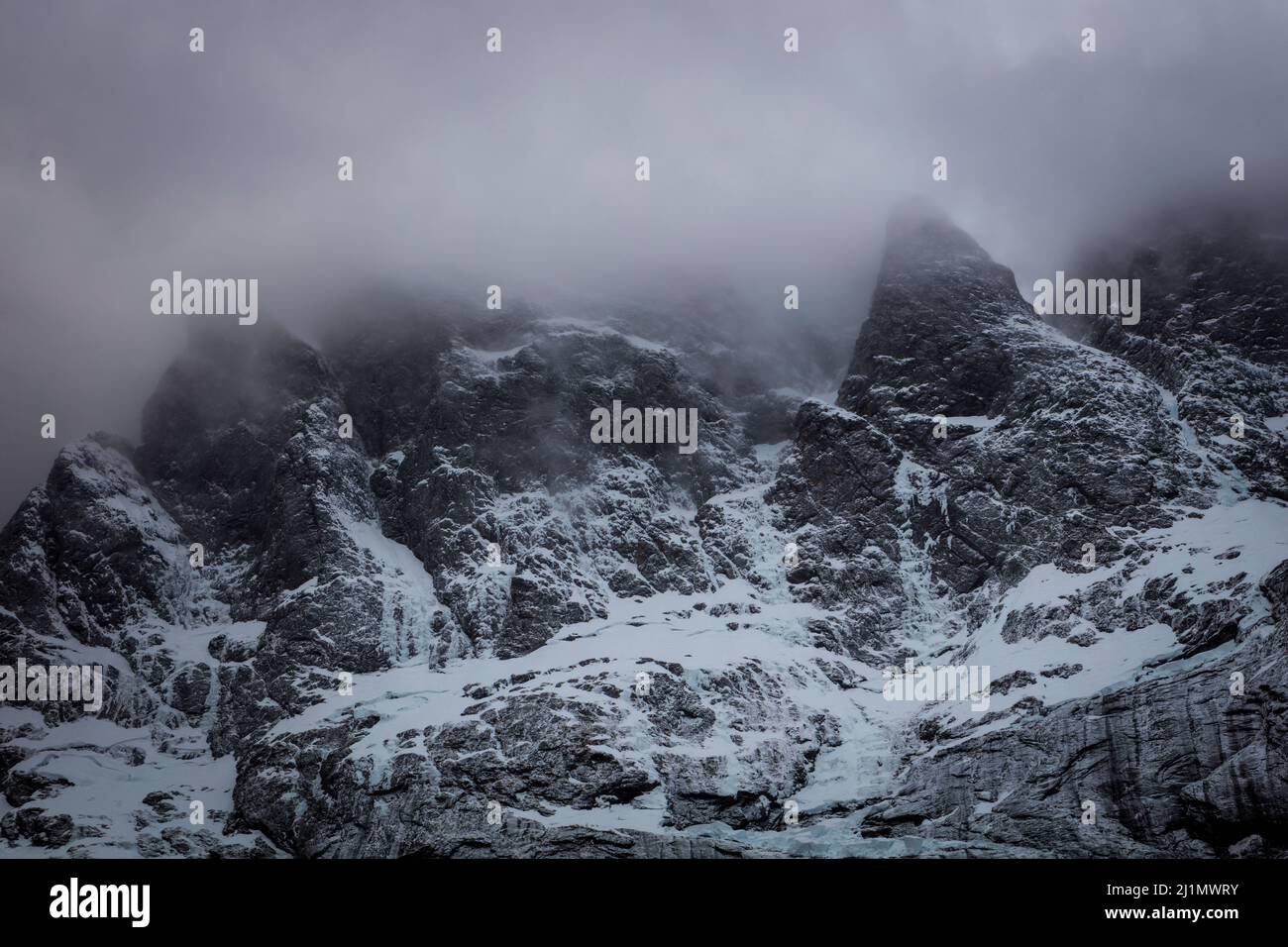 Montagnes brumeuses dans la vallée de Romsdalen, Rauma kommune, Møre og Romsdal, Norvège, Scandinavie. Banque D'Images