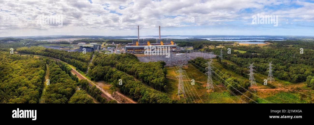 Centrale à charbon Eraing sur la côte centrale australienne près du lac Eraing et de Macquarie - large panorama aérien. Banque D'Images