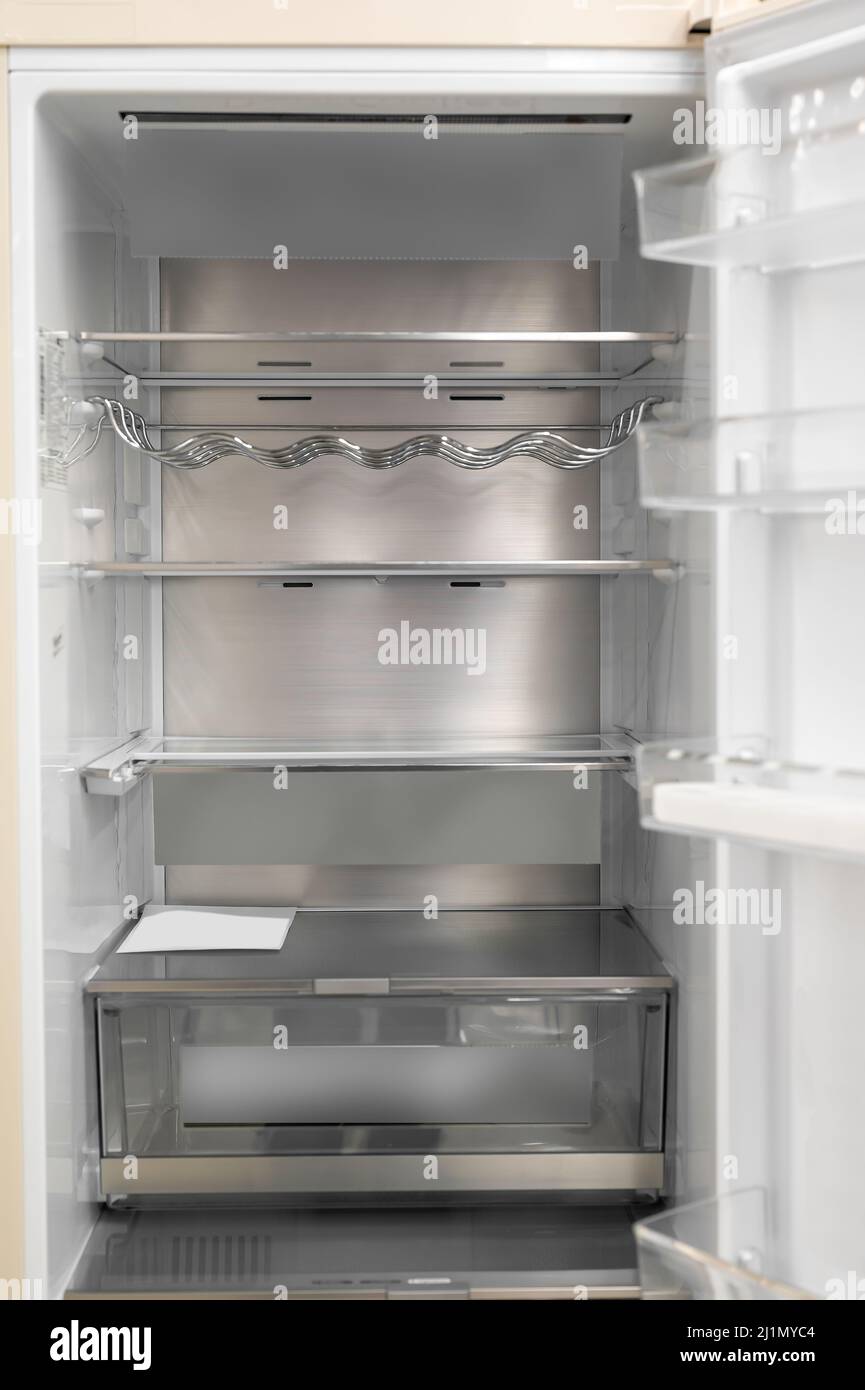 Empty fridge freezer Banque de photographies et d'images à haute résolution  - Alamy