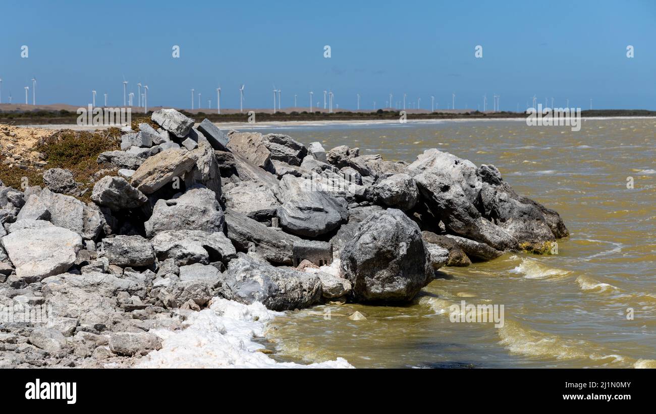 Lake Bonney Inlet avec le parc éolien en arrière-plan situé dans le sud-est de l'australie méridionale le 19th 2022 février Banque D'Images