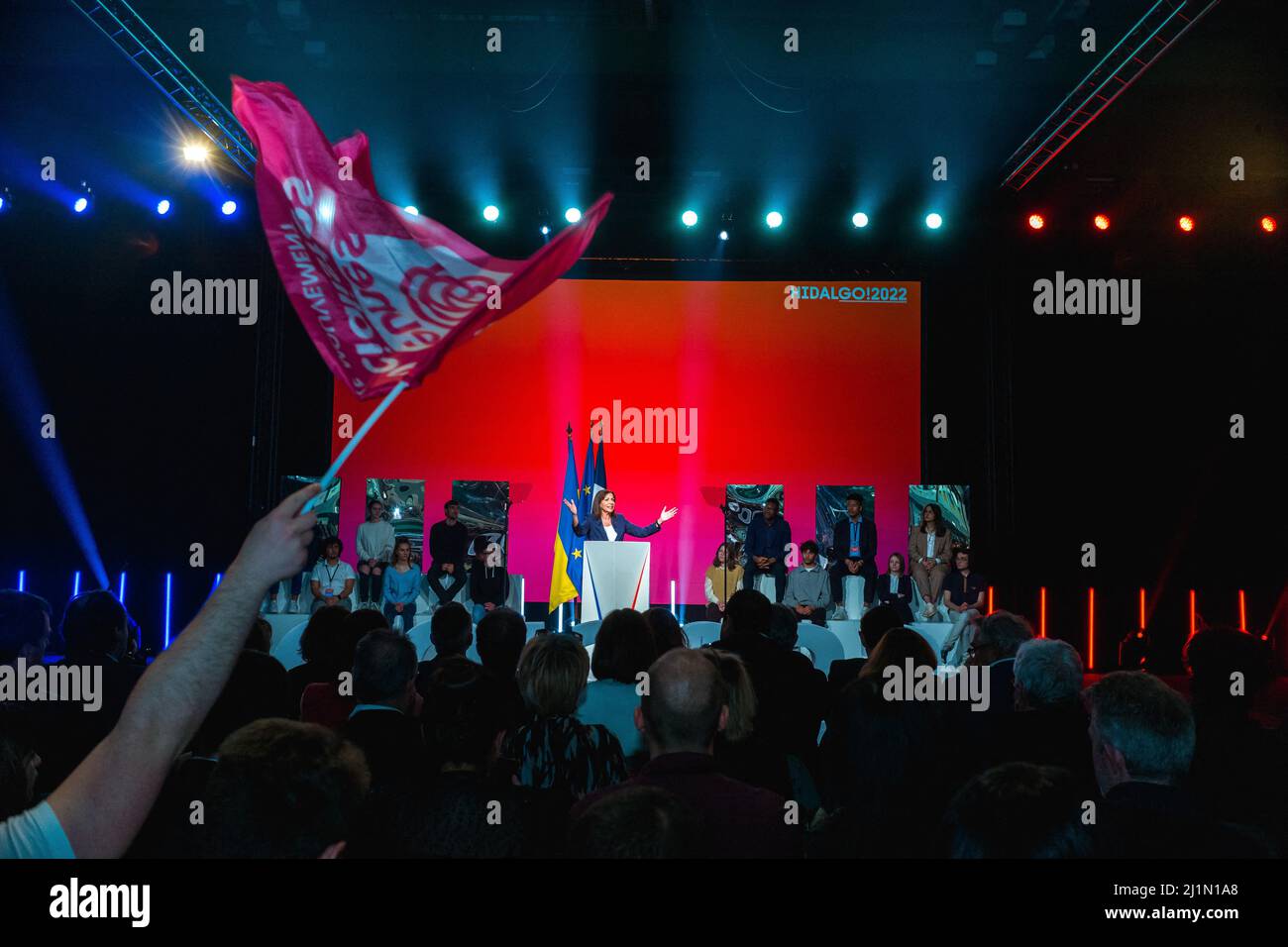 France, Toulouse, 2022-03-26. Anne Hidalgo sur scène, avec les drapeaux des jeunes socialites au premier plan. La candidate du Parti socialiste, Anne Hidalgo, a nommé aux Toulousiens, au petit Palais des Sports de Toulouse pour sa rencontre de l'élection présidentielle de 2022, sa dernière grande nomination dans la région. Photo de Patricia Huchot-Boissier/ABACAPRESS.COM Banque D'Images