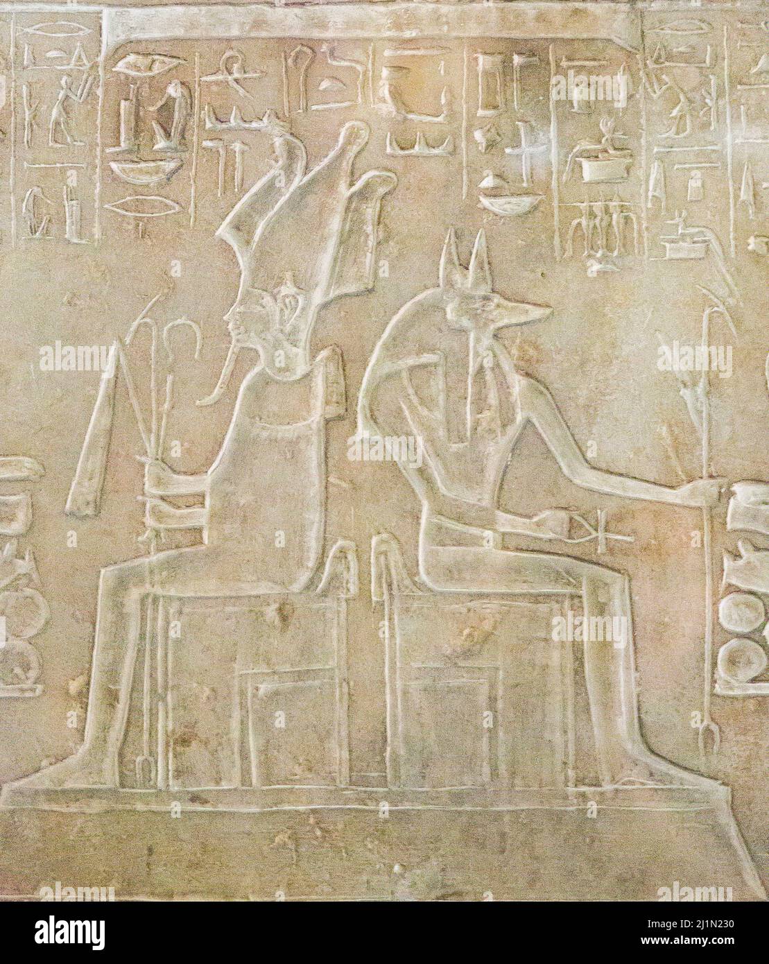 Le Caire, Musée égyptien, détail d'une scène double sur un linteau, Pedeamun et sa femme Tay qui œuvre Anubis et Osiris. Banque D'Images