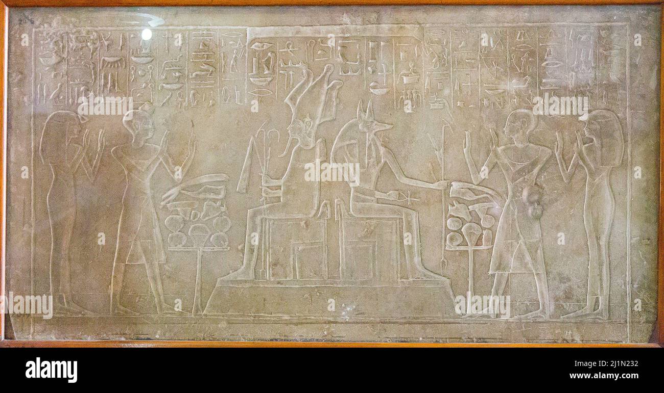 Le Caire, Musée égyptien, double scène sur un linteau, Pedeamun et sa femme Tay qui s'en charge Anubis et Osiris. Banque D'Images