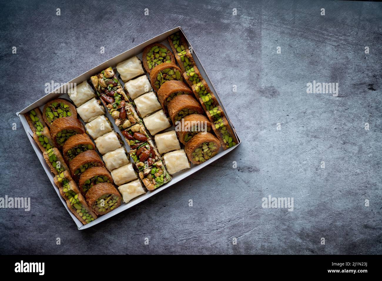 Desserts orientaux arabes et turcs à base de pistaches et de kunafa à la pâte feuillue Banque D'Images