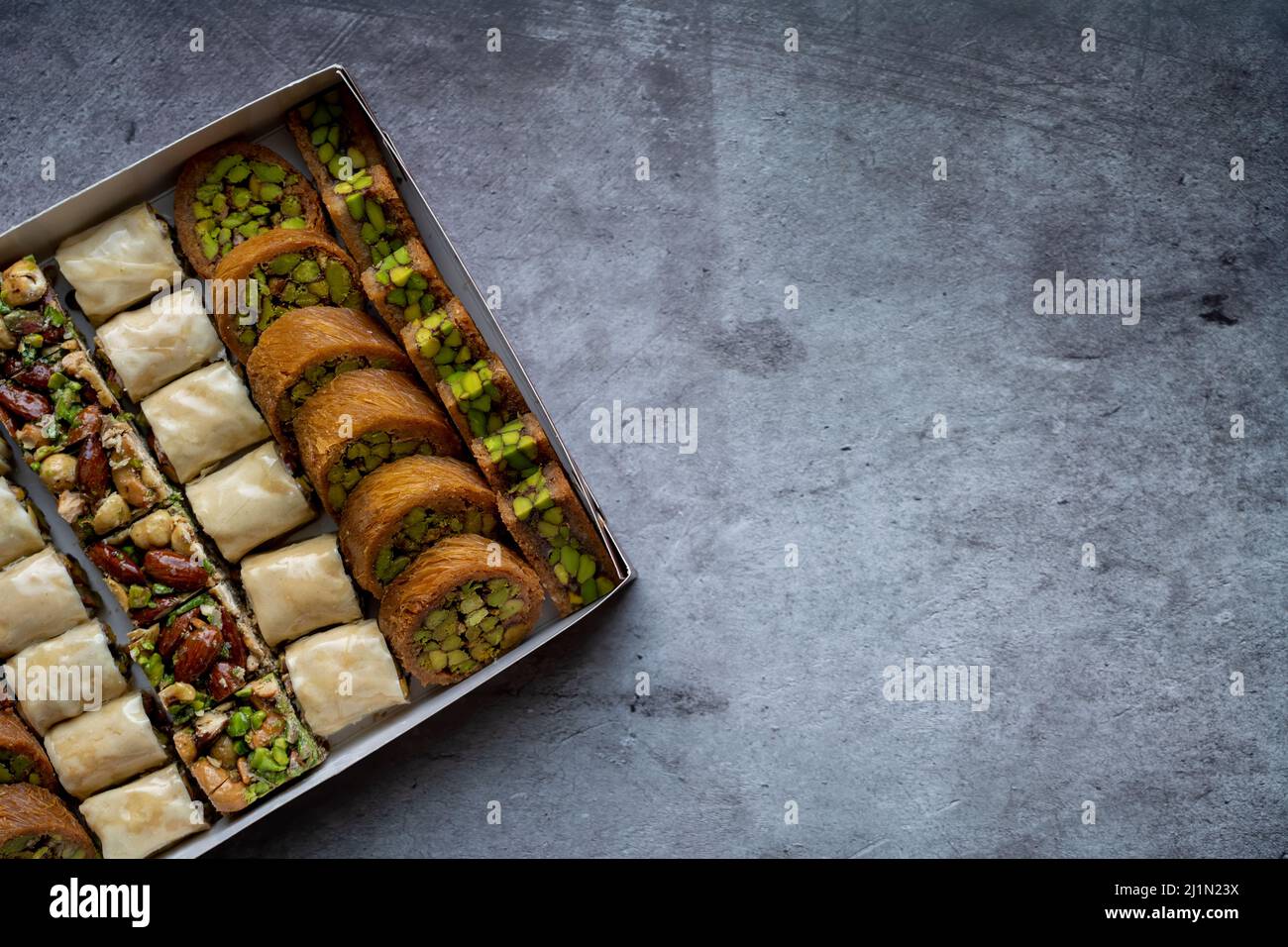 Desserts orientaux arabes et turcs à base de pistaches et de kunafa à la pâte feuillue Banque D'Images