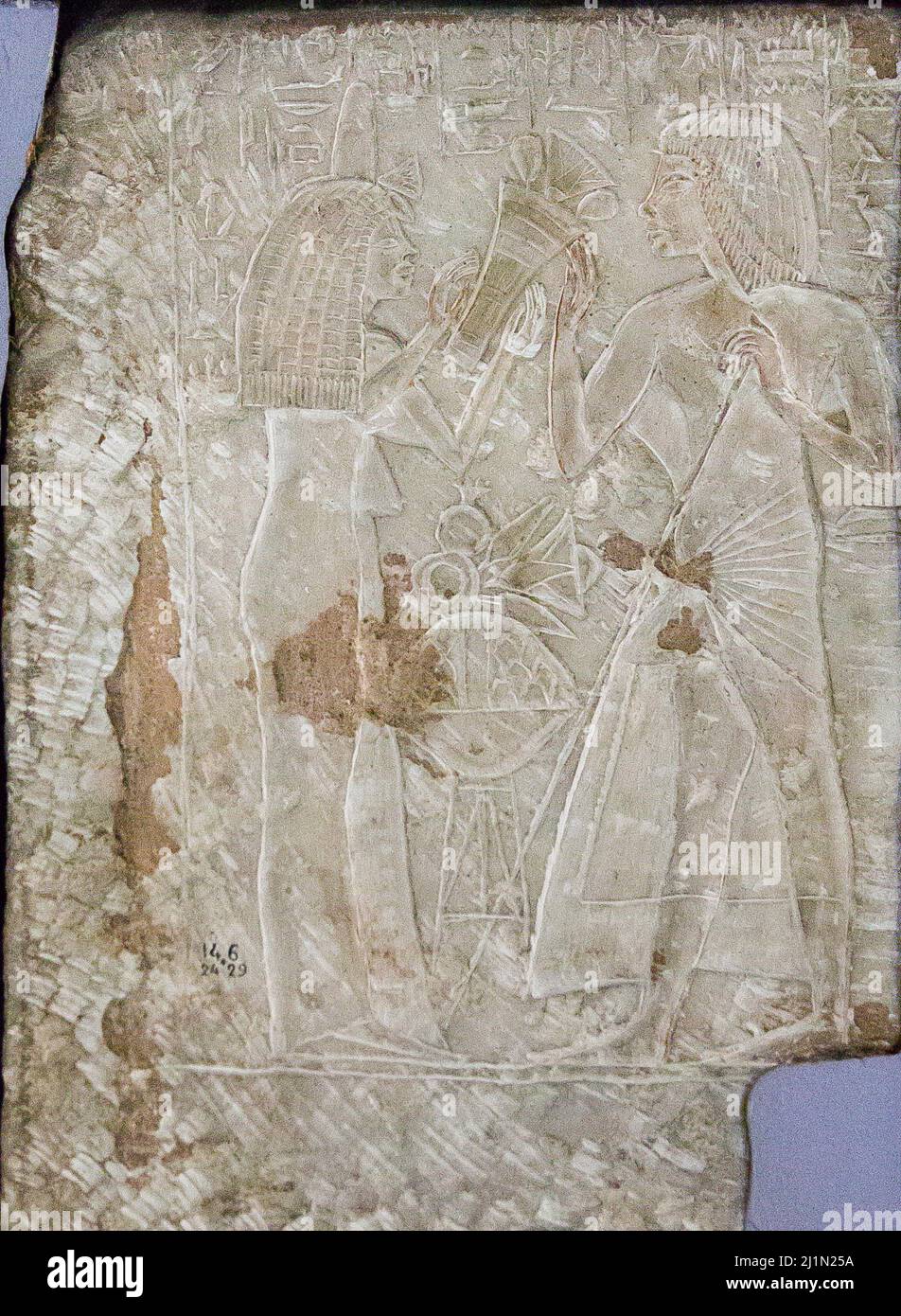 Le Caire, Musée égyptien, de Saqqara, Iuy offre un bouquet à son mari décédé. Banque D'Images