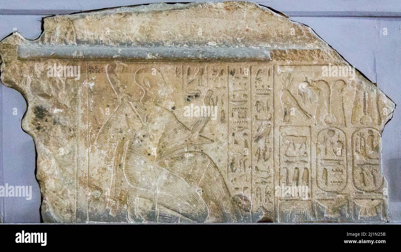 Le Caire, Musée égyptien, d'Athribis, lintel (en 2 mouffettes), Horemheb adorant les noms du roi Ramses III Banque D'Images