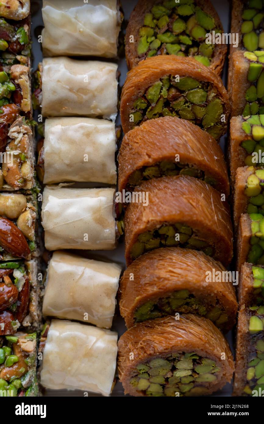 Desserts orientaux arabes et turcs à base de pistaches et de kunafa à la pâte feuillue Banque D'Images