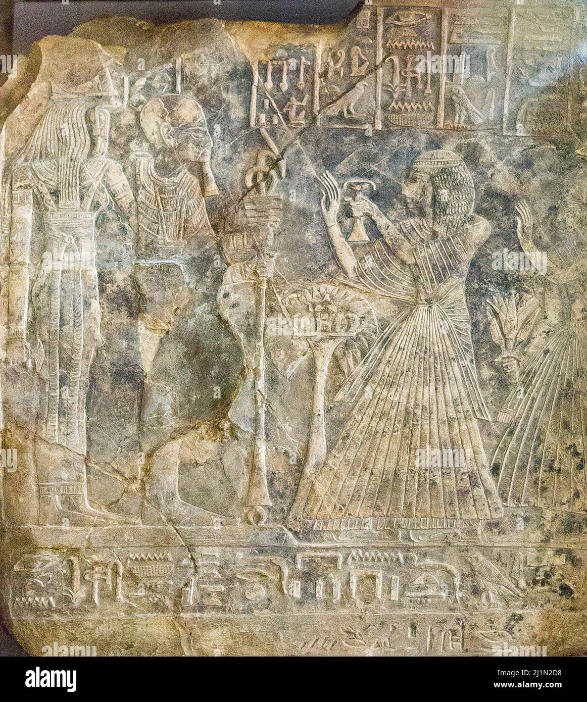 Le Caire, Musée égyptien, de Medînet Habu. stela de Hor-Shery et son père Amennakht. Ils adorent Ptah et la déesse à tête de serpent Meretseger. Banque D'Images
