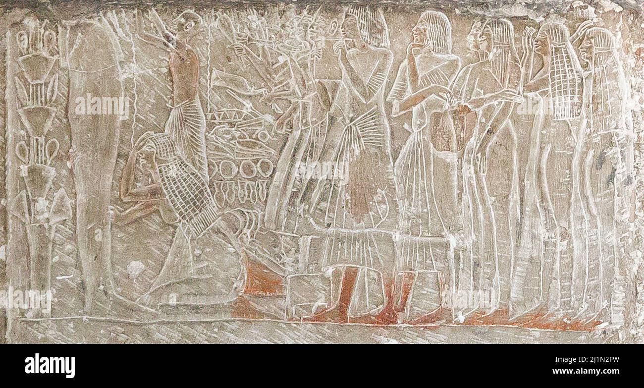 Le Caire, Musée égyptien, de Saqqara, un bloc avec la femme et les mouneurs avant momie, Banque D'Images