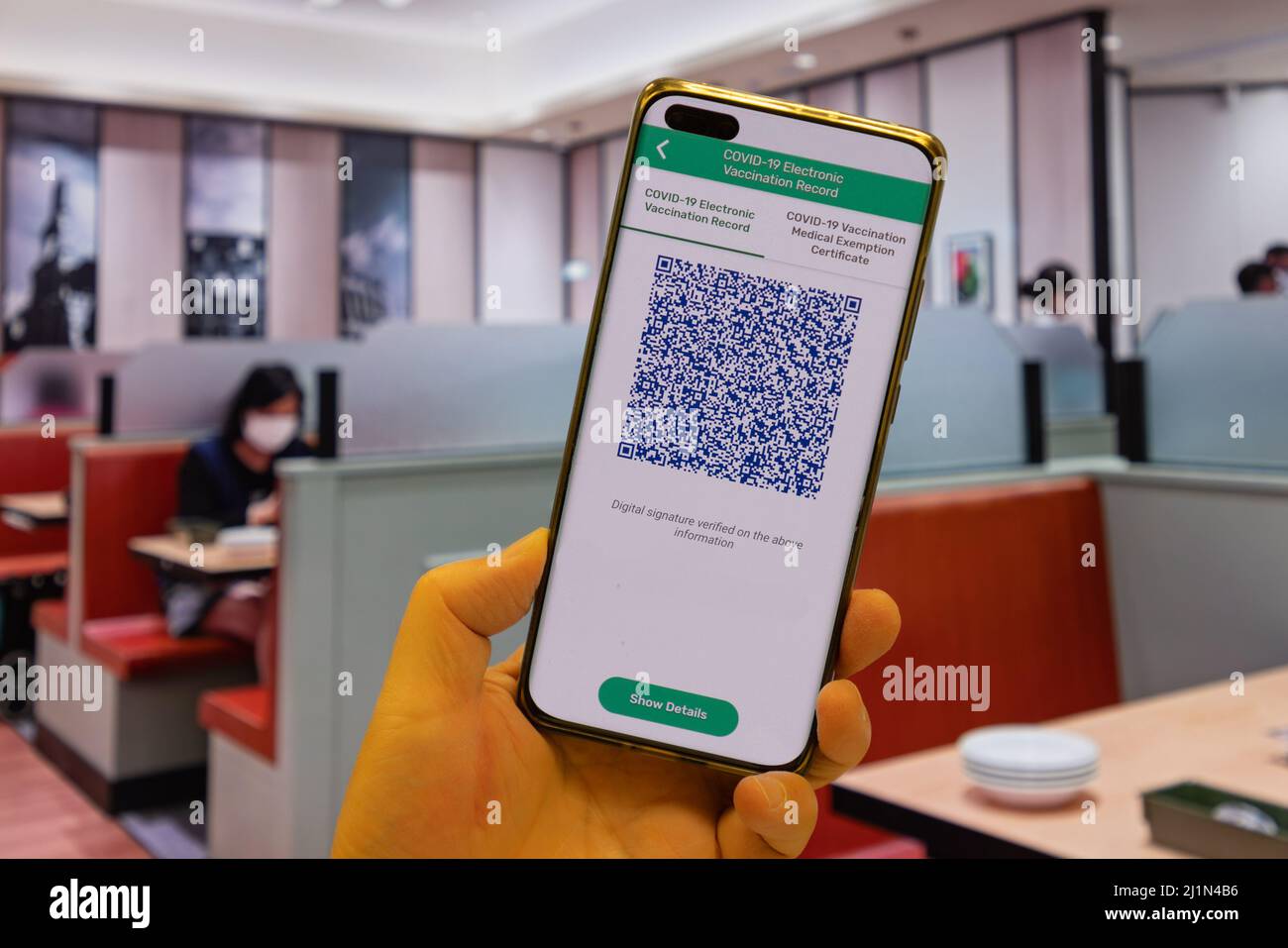 Une passe de vaccin dans l'application de téléphone mobile est requise pour entrer dans les restaurants pendant la période de coronavirus Covid-19 omicron Banque D'Images