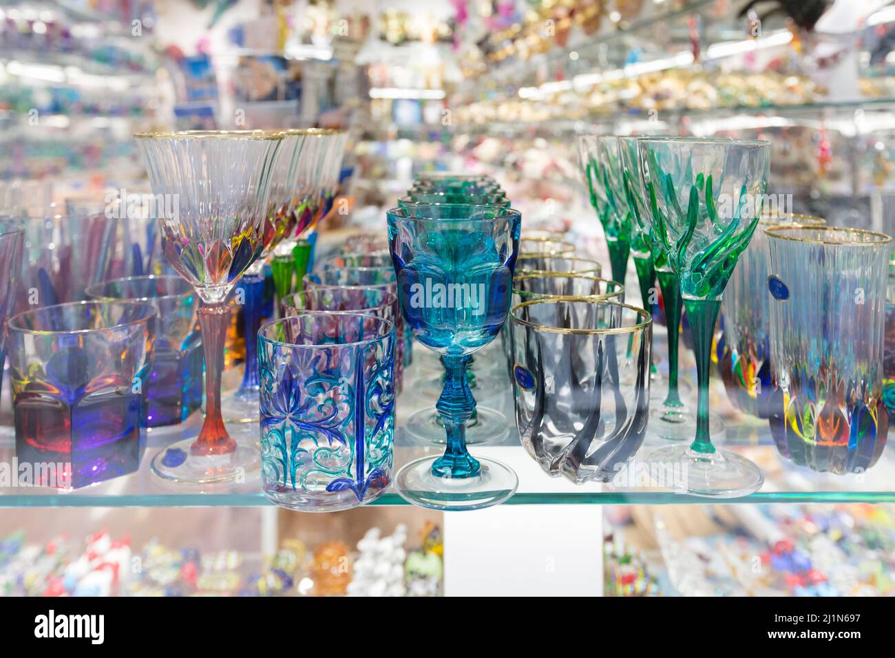 Verres colorés fabriqués à Murano exposés dans une boutique de Venise, Italie Banque D'Images