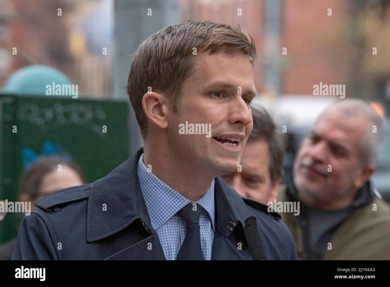 New York, États-Unis. 26th mars 2022. Erik Bottcher, membre du Conseil municipal de New York, parle lors d'une cérémonie de co-dénomination de rue dans Hell's Kitchen. Frances Perkins a été secrétaire du travail des États-Unis sous Franklin Delano Roosevelt de 1933 à 1945 et la première femme à servir comme secrétaire de cabinet. West 46th Street, entre la neuvième et la dixième avenues, un bloc qui inclut Hartley House, une organisation à but non lucratif où France Perkins était un travailleur social est co-nom Frances Perkins place. Crédit : SOPA Images Limited/Alamy Live News Banque D'Images