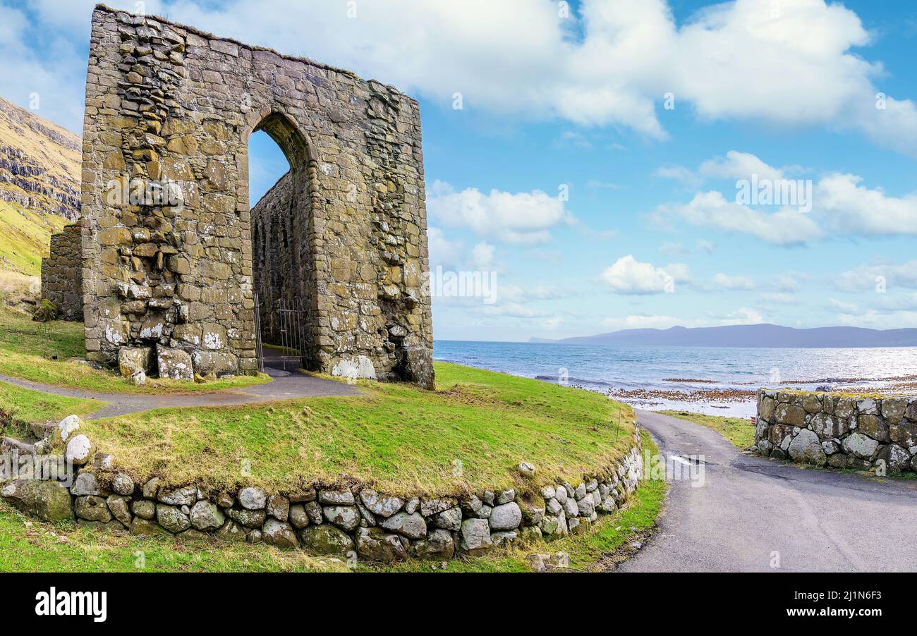 Kirkjubøur, Streymoy, îles Féroé - 21 mars 2022 ; la cathédrale Saint-Magnus est une cathédrale en ruines dans le village de Kirkjubøur, sur l'île de Streym Banque D'Images