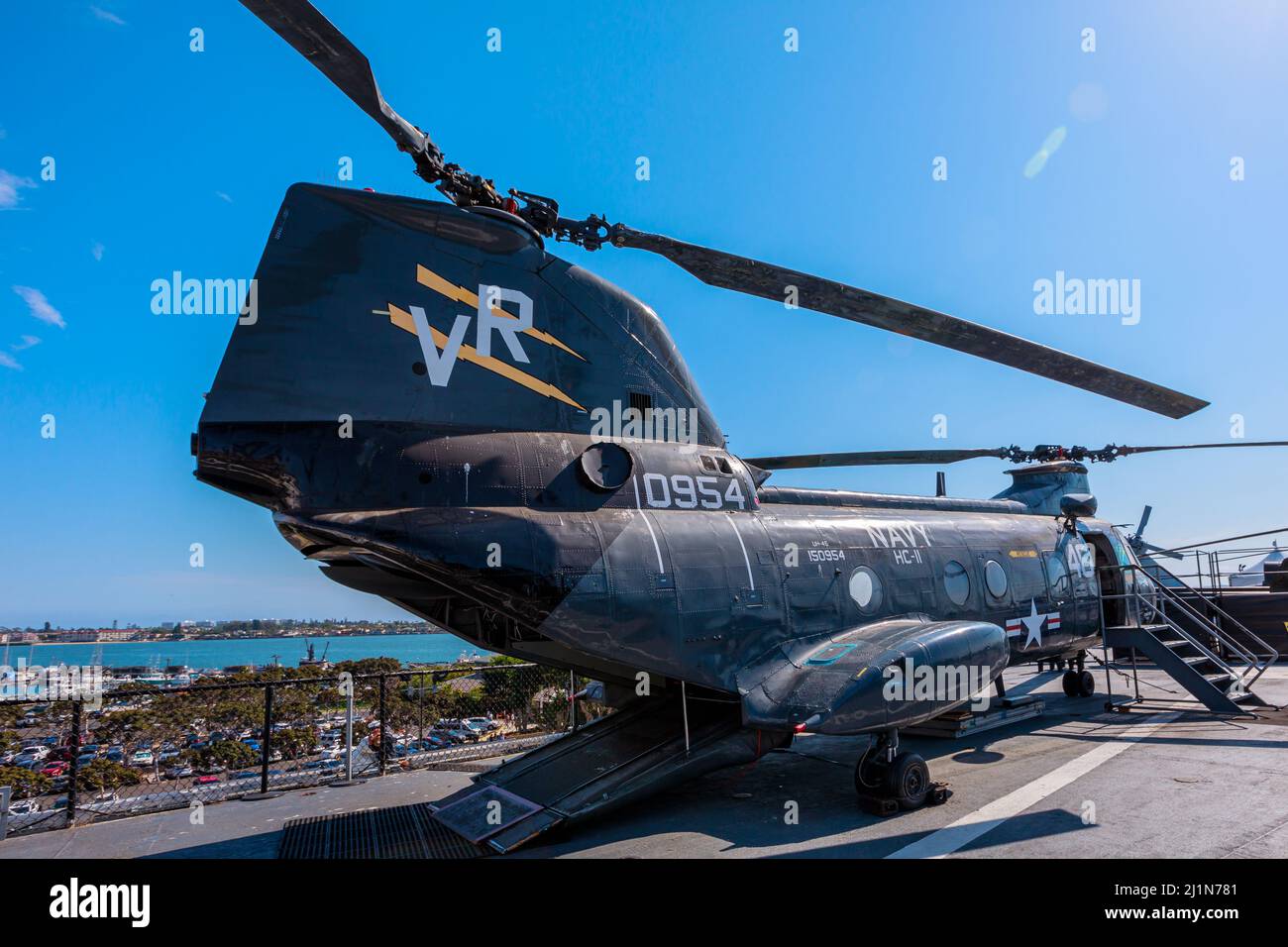 San Diego, Californie, États-Unis - JUILLET 2018 : hélicoptère Boeing HH-46 Sea Knight à rotor tandem de 1960s sur l'USS Midway Battleship Aviation Banque D'Images