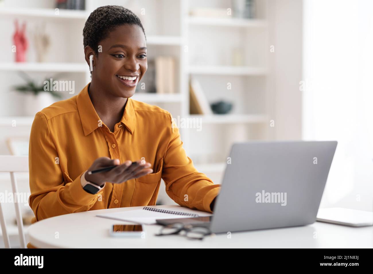 Jeune femme noire ayant la vidéo conférence avec des clients, l'espace de copie Banque D'Images