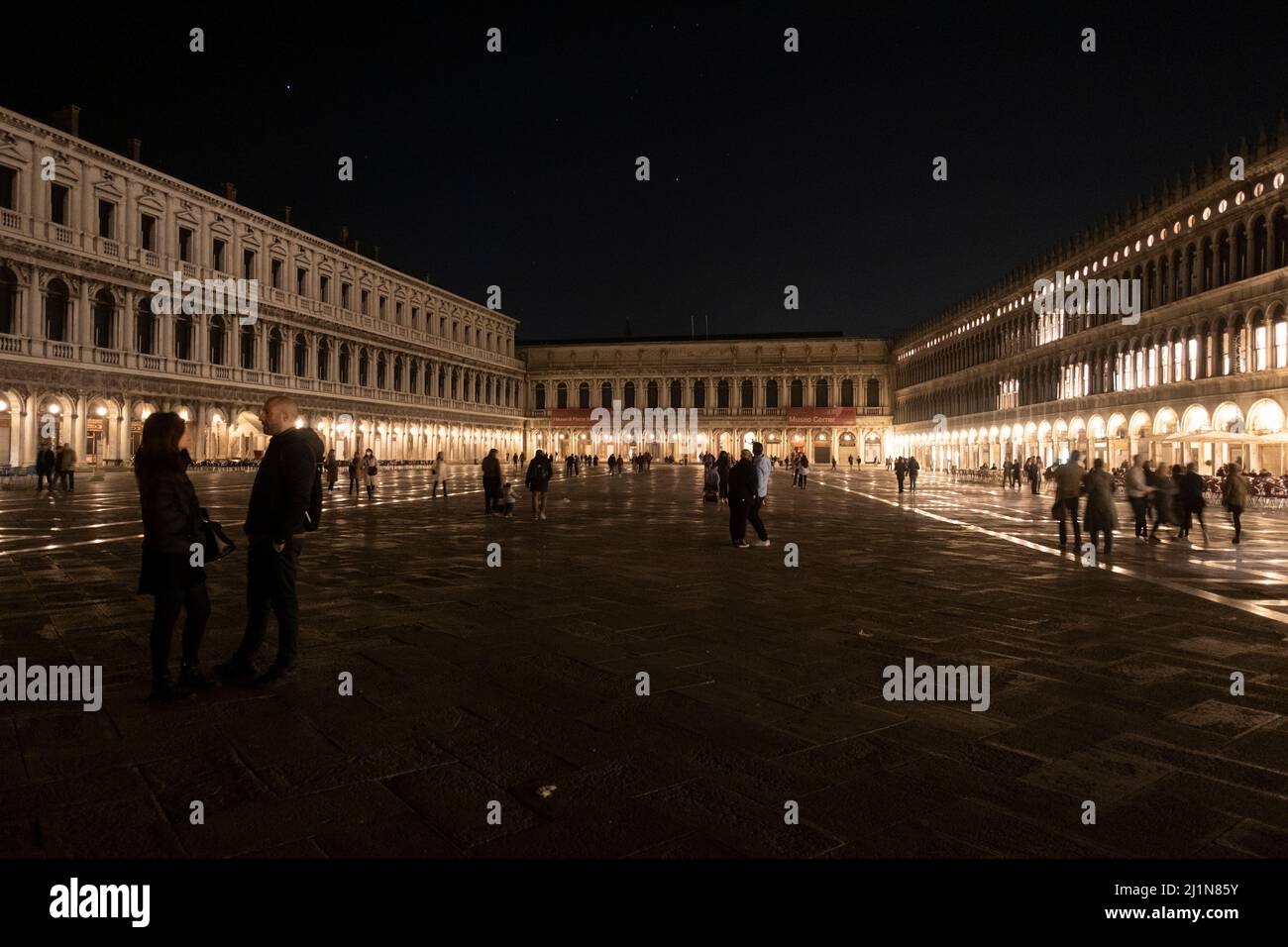 Place Saint-Marc dans l'obscurité pendant l'heure de la Terre, initiative mondiale du WWF à Venise, Italie le 26 mars 2022. Banque D'Images