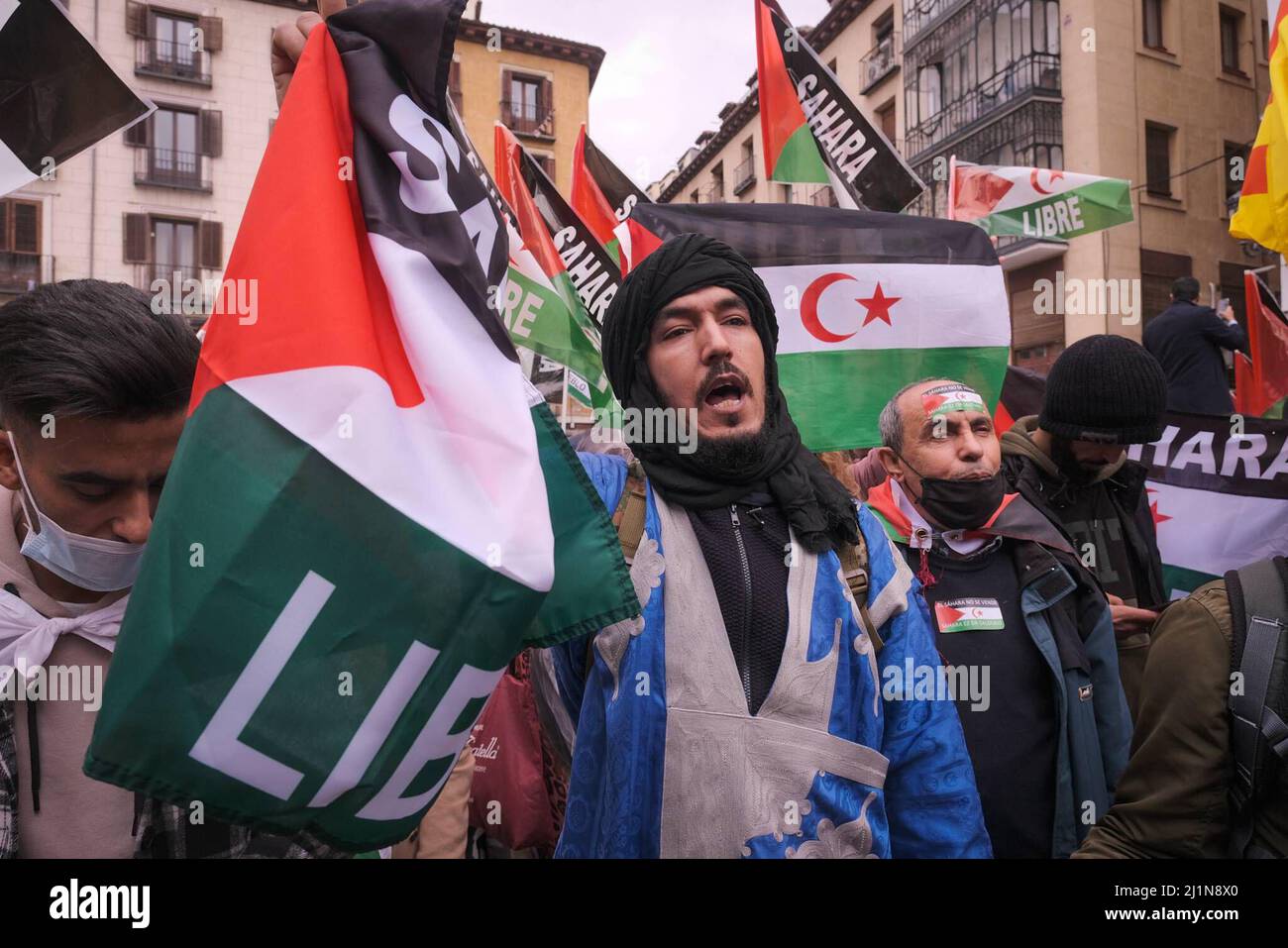 Protestation contre la position du gouvernement en Espagne au large du sahara occidental à Madrid, où les sahraouis et les canaries ont revendiqué la presse de cordon du Sahara Banque D'Images