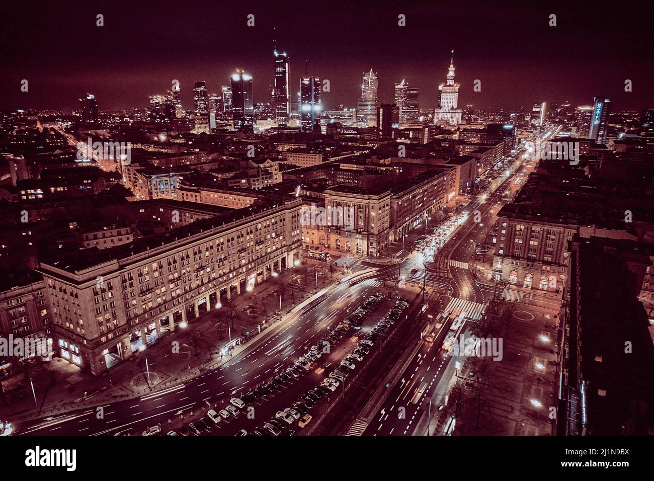 Place de la Constitution (PL: Plac Konstytucji) - une vue du centre de la nuit Varsovie avec des gratte-ciels en arrière-plan - les lumières de la grande ville par n Banque D'Images