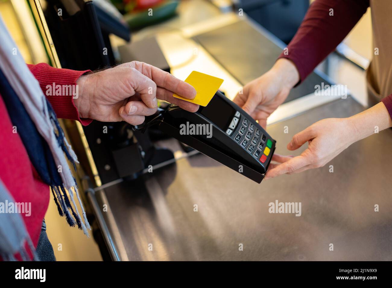 Rogné de client masculin payant avec carte de crédit Banque D'Images