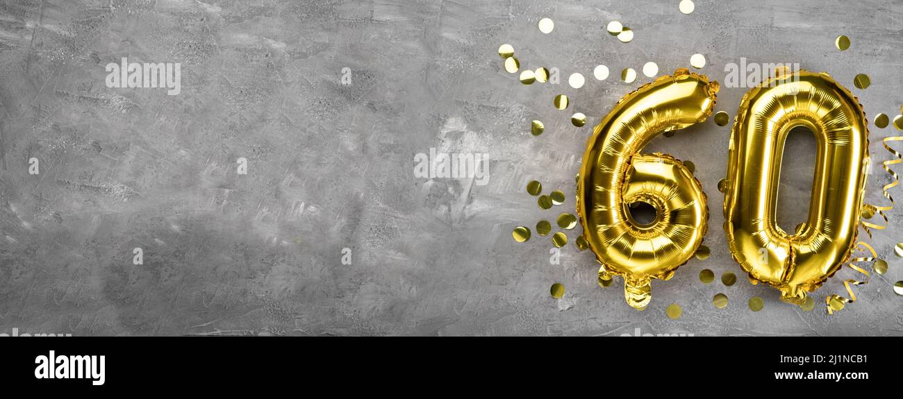 Numéro de ballon à feuille jaune, numéro soixante sur fond de béton. Carte de vœux avec inscription 60. Concept anniversaire. Pour anniversaire Banque D'Images