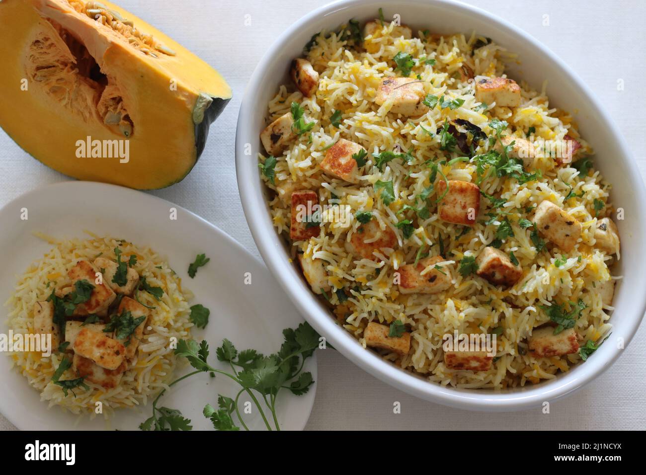 Riz au fromage cottage à la citrouille. Une préparation de riz en pot avec riz basmati, potiron