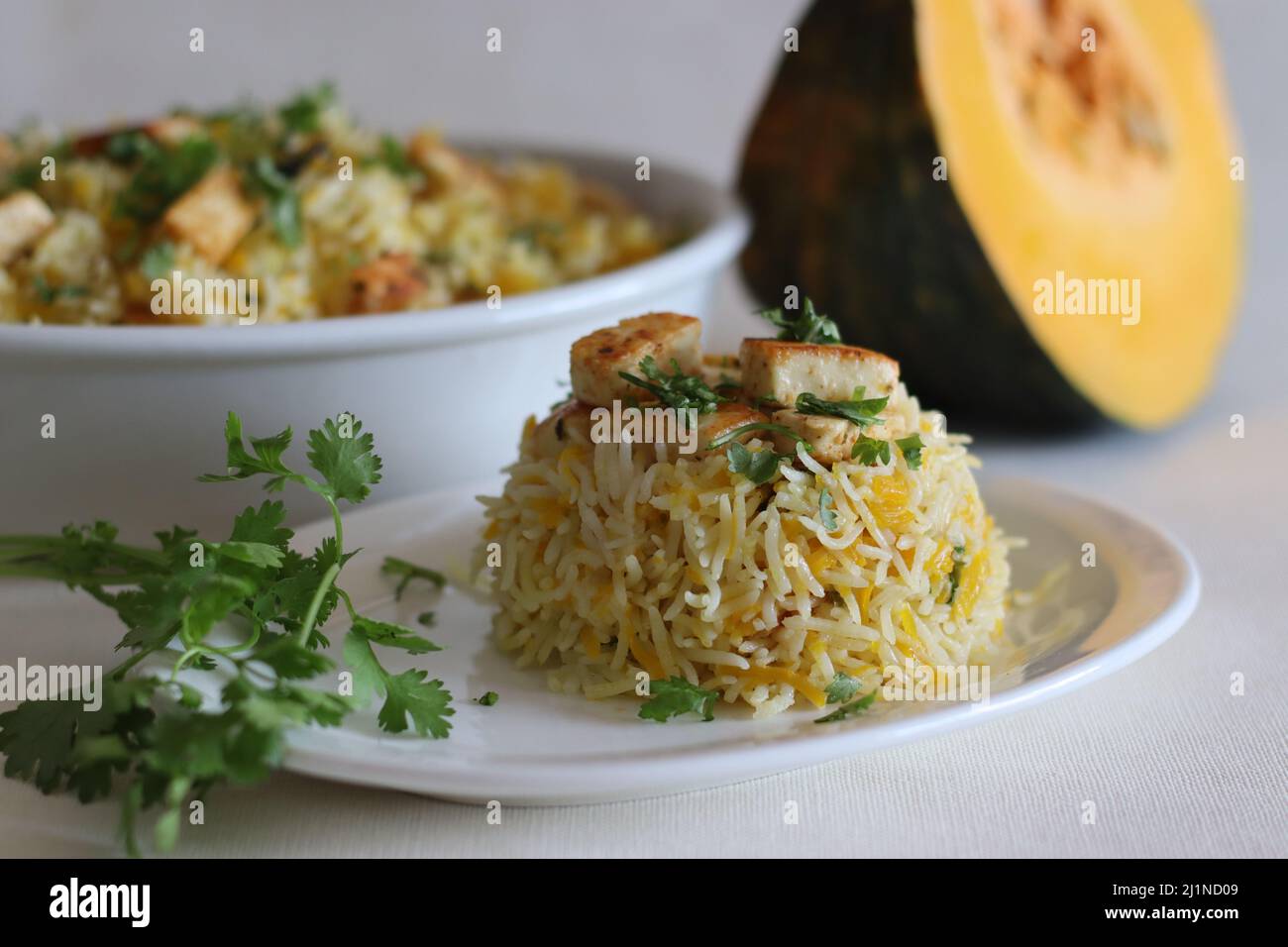 Riz au fromage cottage à la citrouille. Une préparation de riz en pot avec riz basmati, potiron