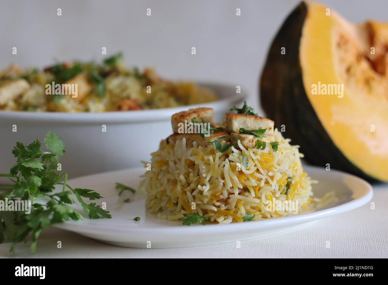 Riz au fromage cottage à la citrouille. Une préparation de riz en pot avec riz basmati, potiron