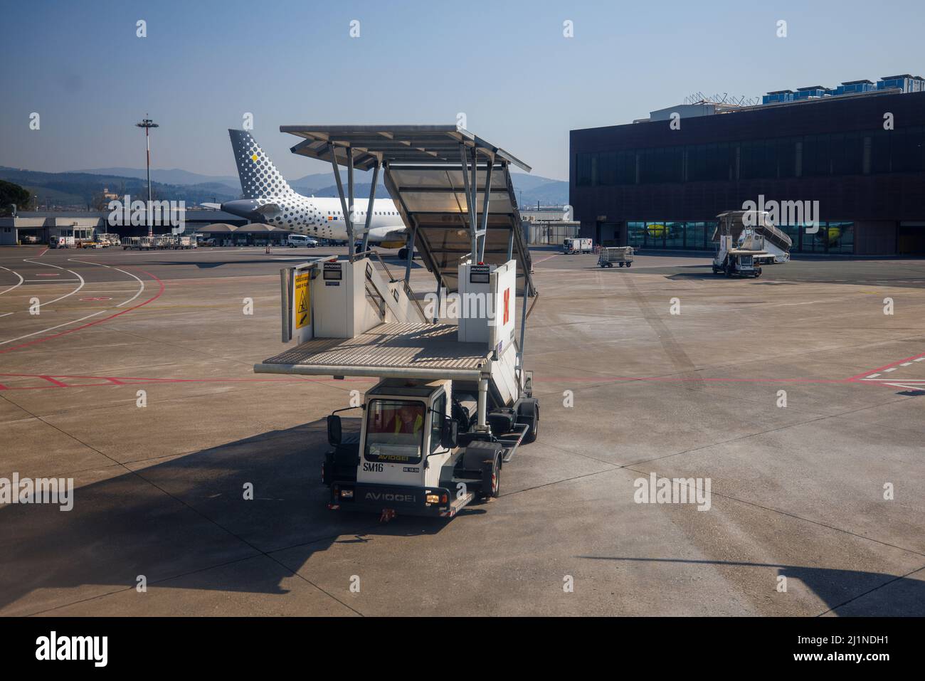 Les marches de l'avion sont en train de rouler sur le tarmac à l'aéroport de Florence Amerigo Vespucci FLR. Banque D'Images