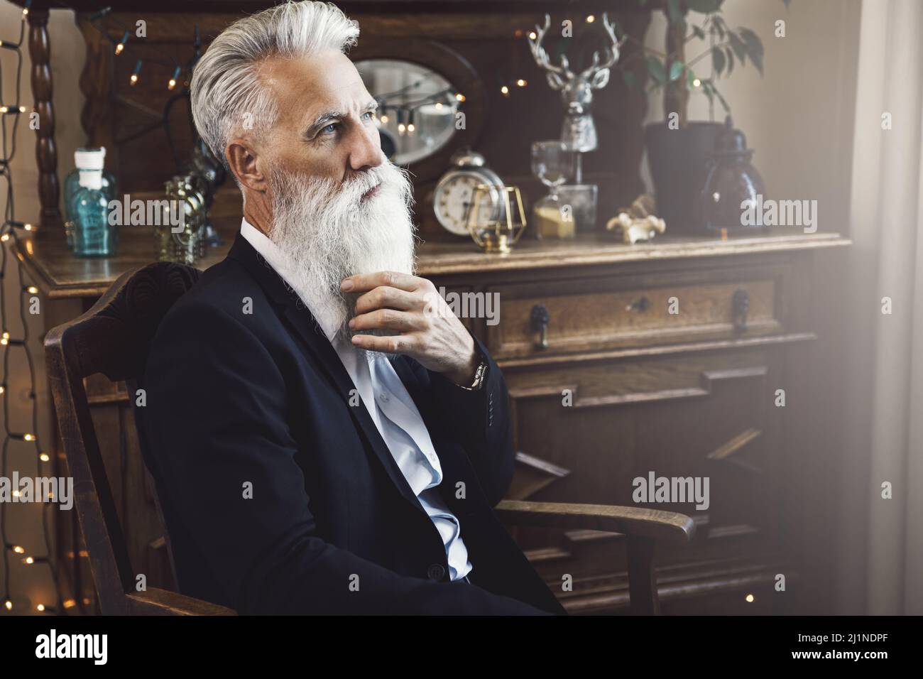 Beau barbu homme senior posant en studio Banque D'Images